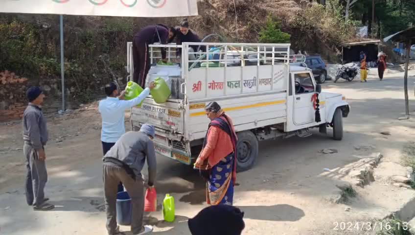 मंच: सीमांत मंच उप तहसील में पेयजल की भारी किल्लत  जल संस्थान पिकअप से बांट रहा पानी