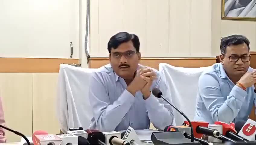 पावर और कुर्सी की हनक क्या होती है इस #कलेक्टर की बातों से समझ आती है।
देखिए नागरिकों को कैसे धमका रहे है।

ये #viralvideo गाजियाबाद की बताई जा रही है।
-----