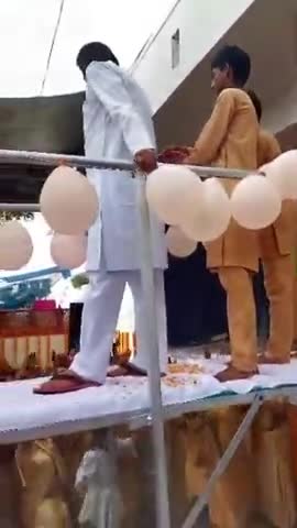 अचिंत्य जी महाराज के द्वारा मनाई गई फूलों की होली। #viralnews #trending