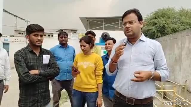 धारा 144 लगा है लेकिन पुलिस का पता नहीं 
#मीडिया कर्मी को धक्का मुक्की कर रहे और कोवरेज  करने से रोक रहे हैं  दलाली बता