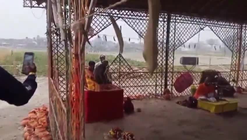 पहाड़पुर: पूर्वी सरेया पंचायत के विष्णु महायज्ञ मंडप में हनुमान रूपी बानर पधारे।हनुमान की वीडियो वायरल।उमड़ी भीड़।पूजा में आस्था बढ़ी