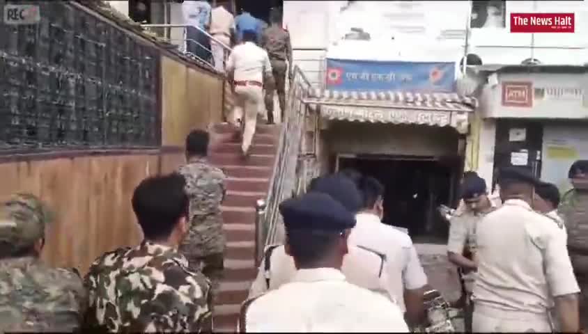 #बेगूसराय हर हर महादेव चौक स्थित HDFC बैंक को अपराधियों ने दिनदहाड़े लूटा।