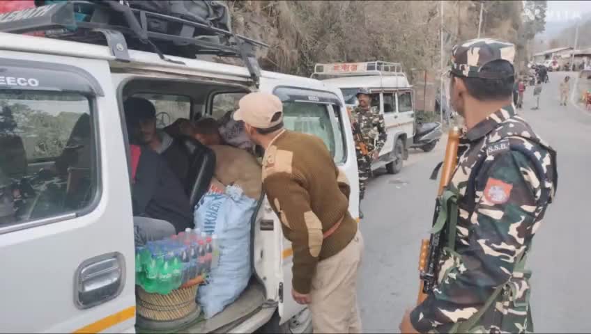 बग्वालीपोखर: आदर्श आचार संहिता के चलते गगास में SSB के जवानों व पुलिस द्वारा चलाया गया सघन जांच अभियान, हर गाड़ी की ली जा रही तलाशी