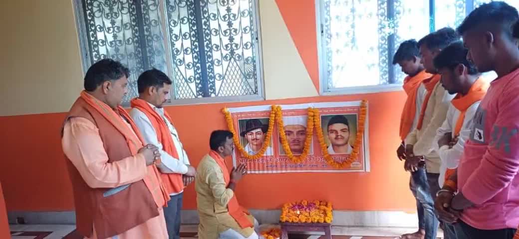 #शहीद_दिवस  
आज मऊ नगर के दक्षिणेश्वर हनुमान मंदिर  पर भारत माता के महान अमर सपूत पूज्यनीय शहीद भगत सिंह जी, शहीद सुखदेव जी व शहीद राजगुरु जी के बलिदान दिवस पर पुष्प अर्पित कर नमन किया गया।