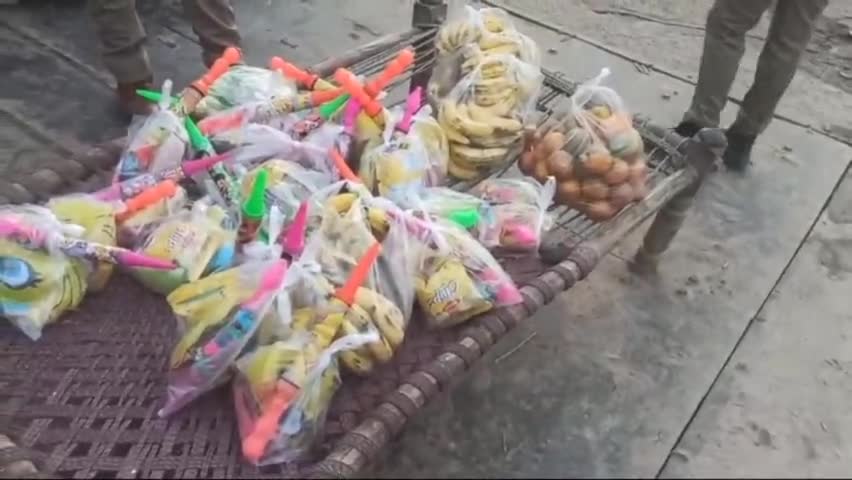 हसेरन: ठठिया में भठ्ठे पर पुलिस ने बच्चो को पिचकारी और रंग मिठाई बांटकर खुशियां को किया दो गुना