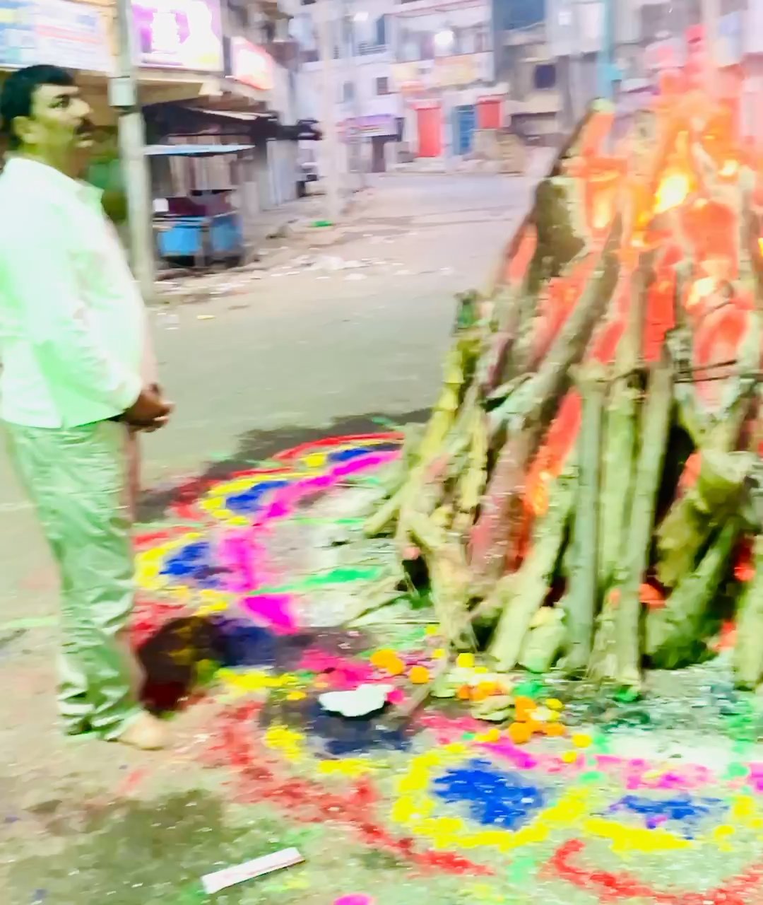 आपके समस्त दुख एवं नकारात्मकता होलिका की अग्नि में समाहित हो और सभी का जीवन सुख, समृद्धि, सफलता और संपन्नता के प्रकाश से आलोकित हो।  #HolikaDahan2024