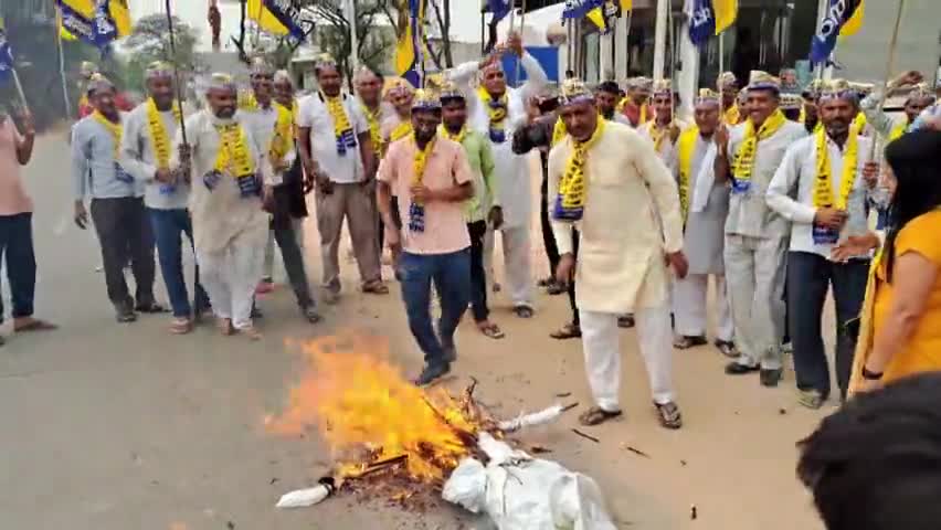 बाढड़ा: अरविंद केजरीवाल की गिरफ्तारी के विरोध में बाढ़ड़ा में AAP कार्यकर्ताओं ने रोष प्रदर्शन कर ईडी, सीबीआई व PM का जलाया पुतला