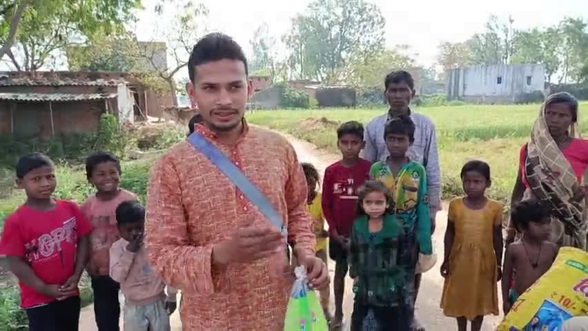 होली पर्व को लेकर गरीबों के बिच में पहुंचे प्रद्युम्न कुमार बाबा गुलाल अबीर रंग पिचकारी वितरण किये#सोनभदखबर#sachtaknews