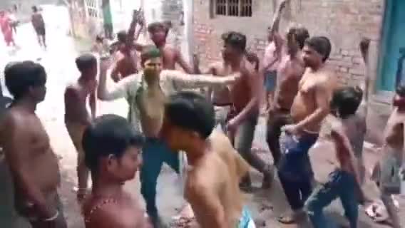सुरसंड: सुरसंड में खेला गया कपड़ा फाड़ होली वीडियो आया सामने,