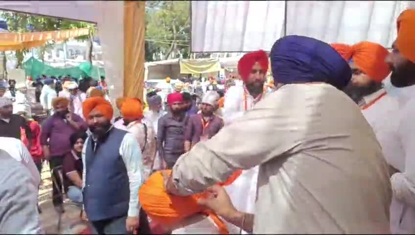 ਆਨੰਦਪੁਰ ਸਾਹਿਬ: ਯੂਥ ਅਕਾਲੀ ਦਲ ਵੱਲੋਂ ਲਗਾਏ ਮੁਫਤ ਦਸਤਾਰਾਂ ਦੇ ਲੰਗਰ ਵਿੱਚ ਸਾਬਕਾ ਸਿੱਖਿਆ ਮੰਤਰੀ ਡਾਕਟਰ ਚੀਮਾ ਨੇ ਭਰੀ ਹਾਜ਼ਰੀ
