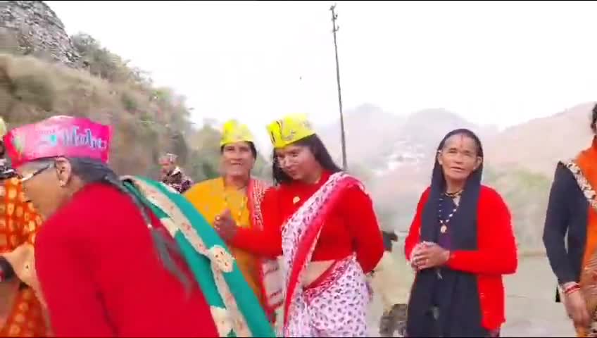 मंच: महिलाओं ने तल्लादेश में छलेड़ी पर जामकर खड़ी होली का गायन किया