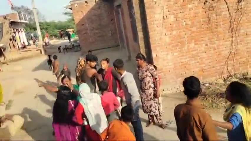 हसेरन: हाजीपुर गांव मे बच्चो के विवाद में दो पक्षों में चले लाठी डंडे,वीडियो वायरल