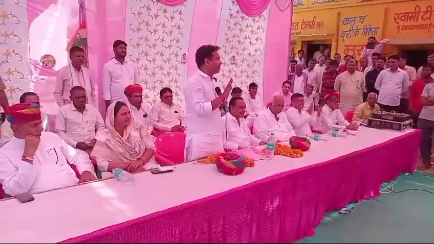#चूरू के गाँव सातड़ा में सभा को सम्बोधित करते राहुल कस्वा व रफ़ीक मंडेलिया ओर उपस्थित ग्रमीणजन