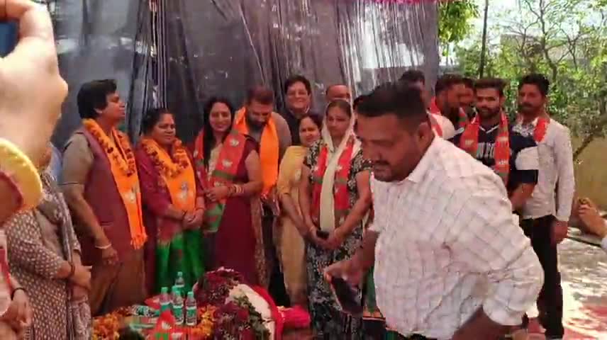 रायपुर रानी: रायपुर रानी में नेताओ की अध्यक्षता में भाजपा में शामिल हुए दो दर्जन युवा, कहा प्रधानमंत्री की नीतियों से प्रभावित