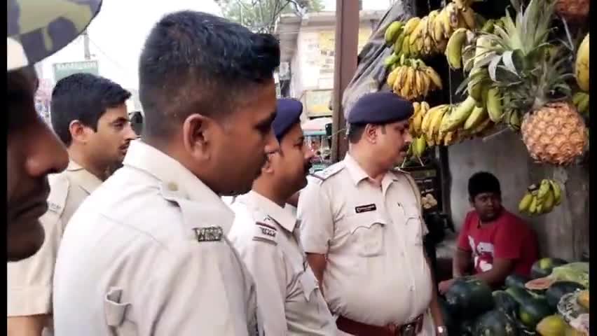 রঘুনাথগঞ্জ ১: রমজান মাস চলাকালী নিয়ে ফলের দাম বৃদ্ধি হওয়ার খবর পৌঁছতেই ফুলতলা এলাকায় পুলিশি তৎপরতা