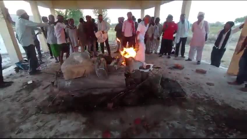 रिश्तेदारों द्वारा बड़े भाई के चिता में उठाकर फेंकने का प्रयास मामला नरैनी के पनगरा का बताया जा रहा #viral #banda