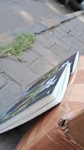 Bollywood famous writer selling books jamshedpur women's college opposite
#viralvealvideo #mumbai #book