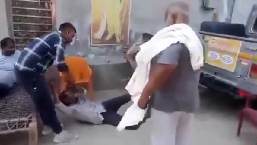 नूह हिंसा के आरोपी बिट्टू बजरंगी ने एक यूवक को पुलिस कर्मी के सामने जमकर पीटा वीडियो वायरल... #बिट्टूबजरंगी #फरीदाबाद