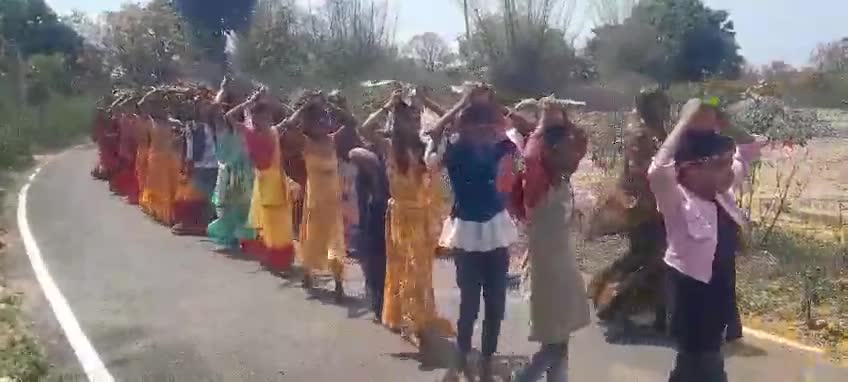 कटोरिया: #विश्वकर्मा नगर में निकाली गई #कलश यात्रा #अष्टयाम के लिए नूनू बांध से जल भर के ले गए काली मंडलो जहां # रामधुनी शुरू हुआ