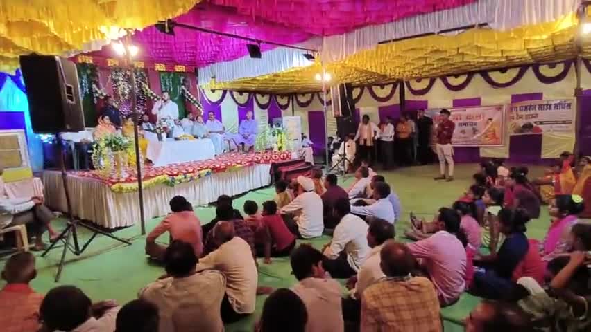 भक्त माता कर्मा जयंती के शुभ अवसर पर ग्राम - तारालिम में सम्मिलित हुआ। 
#bemetaranews #bemetara #mlabemetara #mladipeshsahu