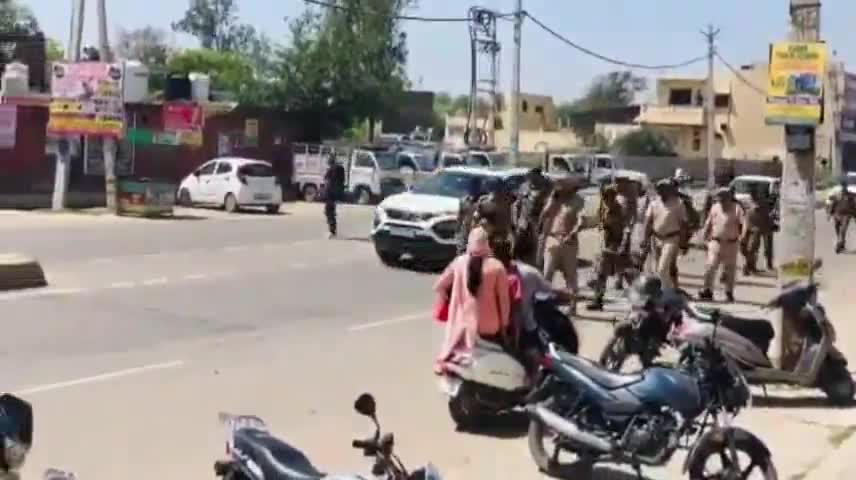 रायपुर रानी: लोकसभा चुनाव के मद्देनजर रायपुर रानी में पुलिस और सेना के जवानों के द्वारा निकाला गया फ्लैग मार्च