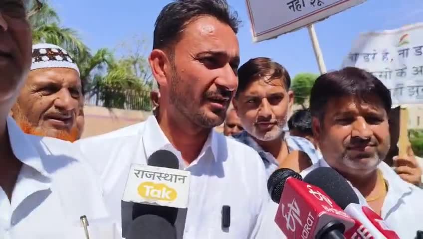 केंद्र सरकार और आयकर विभाग की तानाशाही नीति के ख़िलाफ़ नागौर में कांग्रेस नेताओं-कार्यकर्ताओं द्वारा विरोध प्रदर्शन किया गया। #हनुमानबाँगडा़

📍नागौर