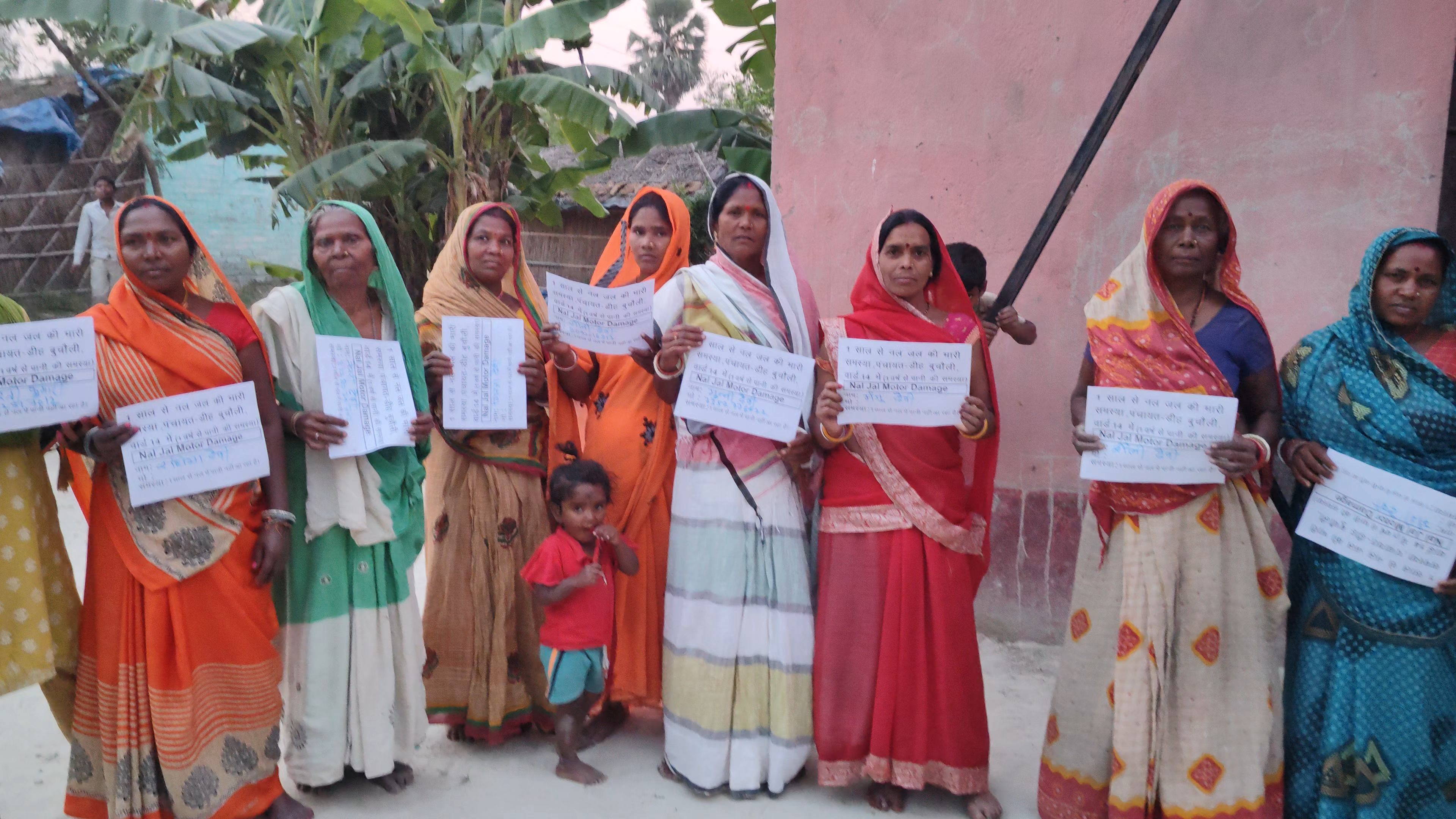 डीह बुचौली पंचायत के वॉर्ड नंबर-14 में नल जल का पानी नही मिलने से परेशान ग्रामीण जनता का कोई सुनने वाला नहीं।