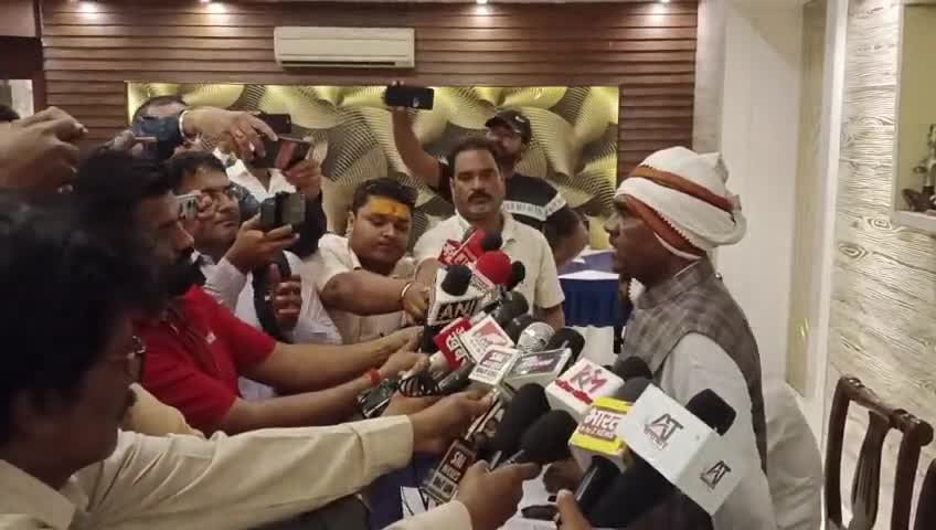 प्रयागराज: भू माफिया विधायक पूजा पाल दलित की जमीन जबरन कब्जा कर रही है सरकारी गानर गार्ड लेकर
#pratikbhan.aajtak #amarujala #dainik