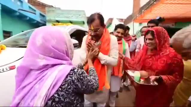आज नवरात्र पर्व के प्रथम दिवस पन्ना जिले में जनसंपर्क के दौरान बुजुर्ग माताजी का स्नेहमय आशीर्वाद प्राप्त हुआ।
वृद्धजनों का यह आशीष #KhajurahoLoksabha में प्रत्येक बूथ पर भाजपा की अभूतपूर्व विजय का संदेश है। #PhirEkBaarModiSarkar