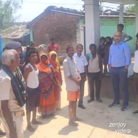 लौकही: लौकही में मतदाताओं से मिले फुलपरास के डीसीएलआर, कहा लोकसभा चुनाव में निर्भिक हो करे मतदान