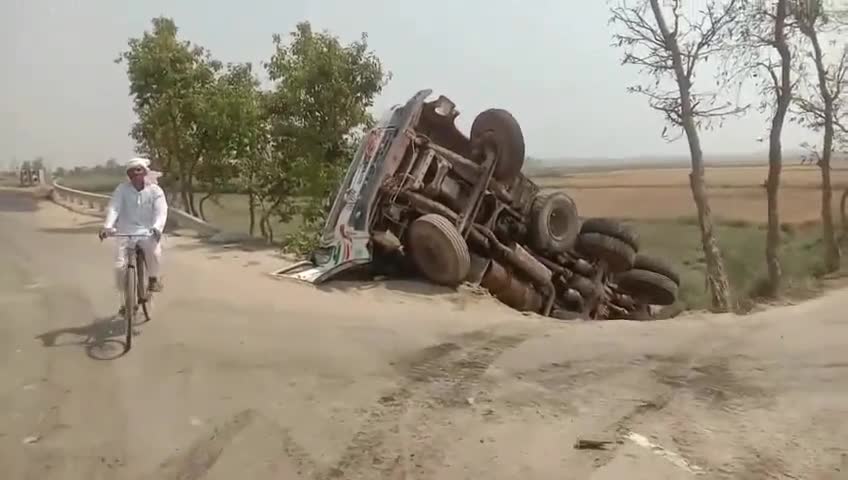 नरकटिया: सिसवनिया सरेह में खाली हाइवा पलटी बड़ी दुर्घटना टली, लोगो के सहयोग से चालक को निकाला गया