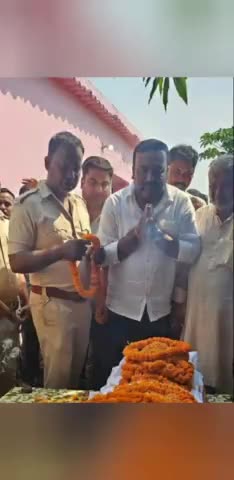 हरसिद्धी: हरसिद्धि  के भाजपा संयोजक सहित पुलिस पदाधिकारीयों ने मृतक चौकीदार के पार्थिव शरीर पर पुष्प अर्पित कर दिया अंतिम विदाई.