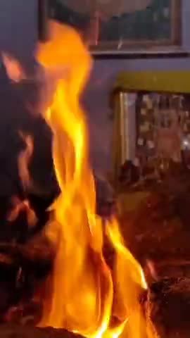 महाशक्ति का आवाहन कर दी जा रही यज्ञाहुति का पुण्य फल सभी सनातनी भाई बहनों को प्राप्त हो मंगल कामना 🔱#जय_माता_दी 🚩