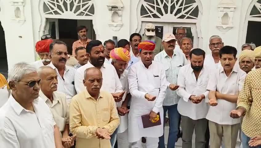 राजस्थान समस्त राजपूत समाज के साथ अपमान करने पर पुरूषोत्तम रूपला #राजकोट गुजरात  के टिकट को लेकर जालोर में राजपूत समाज द्वारा सामूहिक बहिष्कार कर भाजपा का किया गया, भाजपा मुश्किल दौर में आई