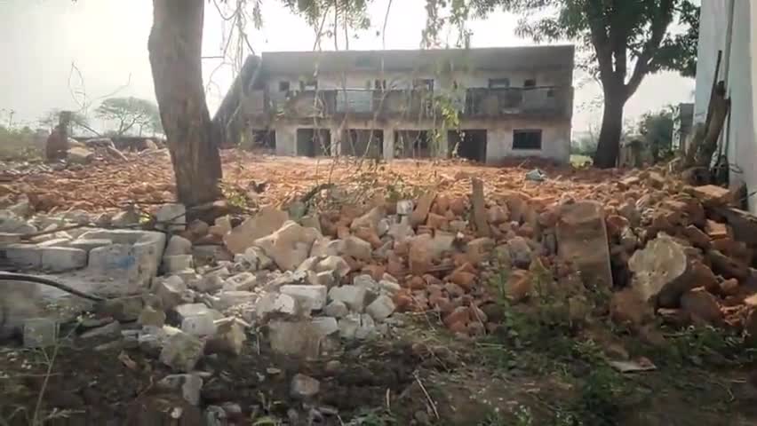 संतन देवी ग्राम पेंड्री निवासी के आबादी निवासरत100 सालो से अधिक गांव अंदर के घर जमीन को तोंडवा कर मनहर ने किया कब्जा