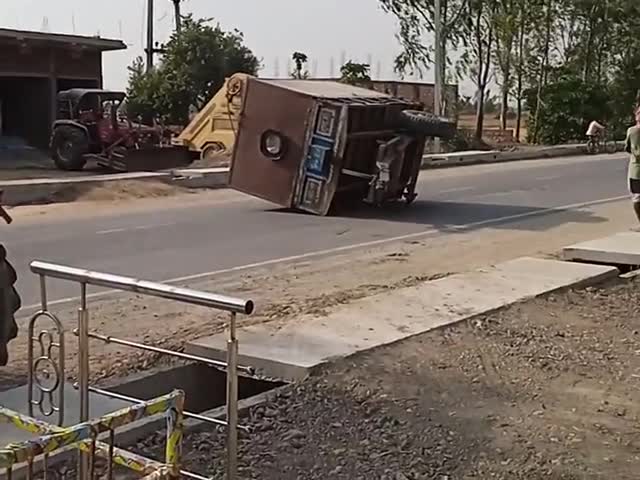 मोहनिया: #मोहनिया रोड दाशौती ट्रैक्टर का ट्रॉली बीच रोड पलटा #