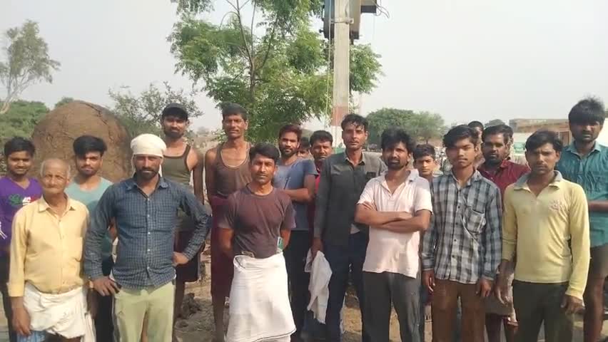 #शाहजहांपुर फीडर गढ़िया रंगीन के गांव खमरिया में 16 KVA के T/F पर 80 कनेक्शन 
ट्रांसफार्मर ओवरलोड उपभोक्ता परेशान।