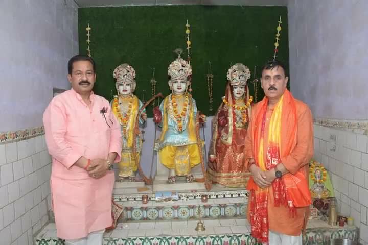 श्री #RamNavami के शुभ पावन-पुनीत अवसर पर लोकसभा कौशाम्बी के गौरा रोड कुटी मंदिर में श्री राम जानकी मंदिर में पूजा अर्चना कर आराध्य देव सियाराम जी का आशीर्वाद लिया।

इस हर्षोल्लास की पावन बेला पर मैं सभी के कल्याण की प्रभु