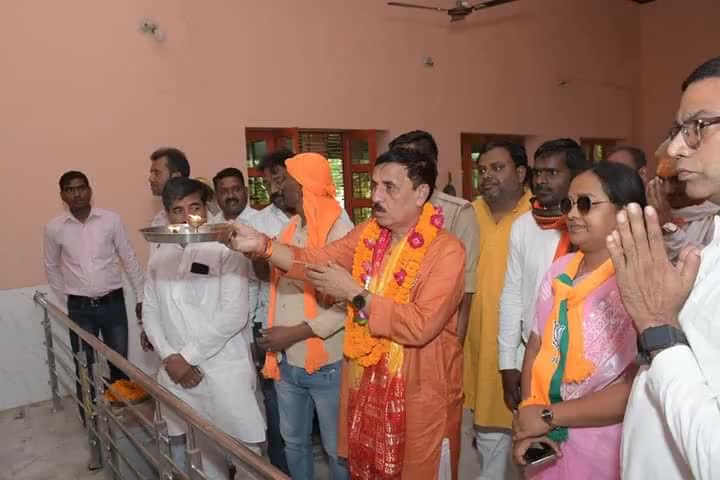श्री #RamNavami के शुभ पावन-पुनीत अवसर पर लोकसभा कौशाम्बी के पलहना में श्री राम जानकी मंदिर में पूजा अर्चना कर आराध्य देव सियाराम जी का आशीर्वाद लिया।

इस हर्षोल्लास की पावन बेला पर मैं सभी के कल्याण की
