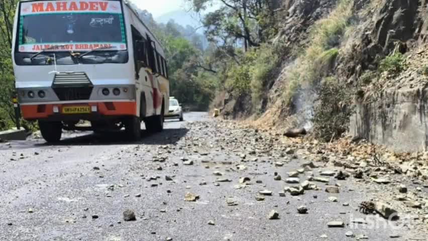 बेतालघाट: पाडली क्षेत्र में पहाड़ी से गिरे पत्थर की चपेट में आने से बाल बाल बचा यात्री वाहन, बड़ा हादसा टला