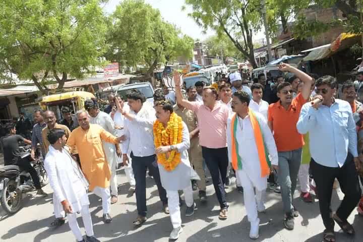 देश की विरासत और विकास के पथ पर निरंतर अग्रसर यशस्वी प्रधानमंत्री श्री Narendra Modi जी के संकल्पित #अबकी_बार_400_पार की लक्ष्य प्राप्ति में लोकसभा कौशाम्बी का जन-जन पूर्णतया तैयार है।

आज प्रचार प्रसार के दौरान बिहार बाजार में जनता से मिले