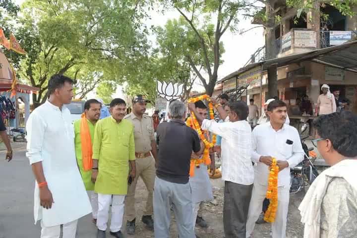 देश की विरासत और विकास के पथ पर निरंतर अग्रसर यशस्वी प्रधानमंत्री श्री Narendra Modi जी के संकल्पित #अबकी_बार_400_पार की लक्ष्य प्राप्ति में लोकसभा कौशाम्बी का जन-जन पूर्णतया तैयार है।

आज प्रचार प्रसार के दौरान करैनी में जनता से मिले असीम