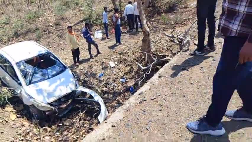 नेशनल हाईवे 186  कलापठा के पास अनियंत्रित होकर पुलिया में गिरी कर जिसमें तीन लोग घायल एंबुलेंस से ग्यारसपर पहुंचा