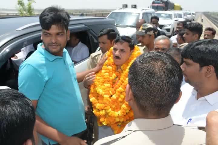 देश की विरासत और विकास के पथ पर निरंतर अग्रसर यशस्वी प्रधानमंत्री श्री Narendra Modi जी के संकल्पित #अबकी_बार_400_पार की लक्ष्य प्राप्ति में लोकसभा कौशाम्बी का जन-जन पूर्णतया तैयार है।

आज प्रचार प्रसार के दौरान कोखराज गंगा पुल धीमी पुलिस
