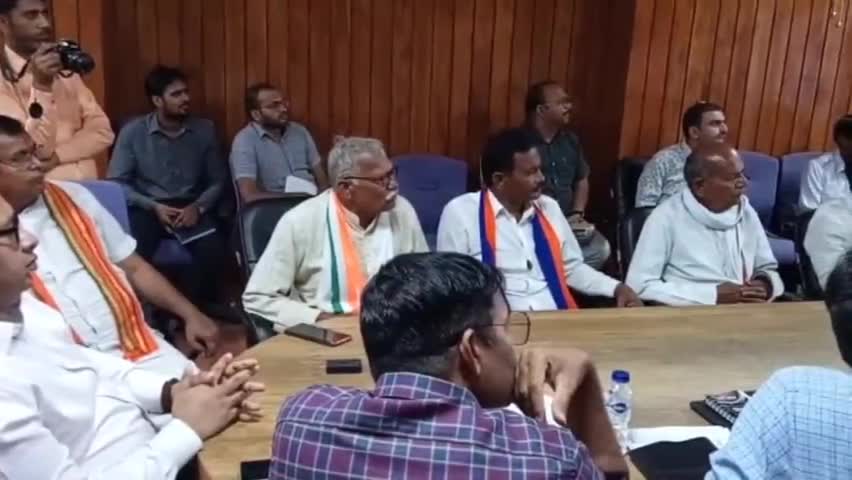 महोबा: एनआईसी में सभी राजनीतिक दलों के प्रतिनिधियों की उपस्थिति में भारत निर्वाचन आयोग की मशीनों का प्रथम रेंडमाइजेशन किया गया