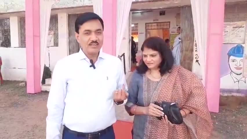छिंदवाड़ा कलेक्टर शीलेंद्र सिंह ने किया अपना मत अधिकार का प्रयोग  मतदाताओं से की मताधिकार करने की अपील #loksabhaelection