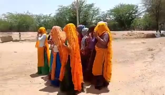 #टहला: थानागाजी विधानसभा क्षेत्र में महिलाओ ने सामूहिक लोकसंगीत के साथ महिलाओं ने किया उत्साह से मतदान।
