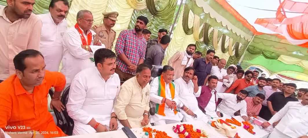 आज #21_लोकसभा_मैनपुरी के लोकप्रिय प्रत्याशी मा0 Jaiveer singh ( कैबिनेट मंत्री उत्तर प्रदेश सरकार) के साथ करहल विधानसभा के औछा , मदन, आदि स्थानों पर प्रबासी के रुप मे उपस्थित रहा ।
 #PhirEkBaarModiSarkaar 
 #मु०आसिफ #इस्लाम
