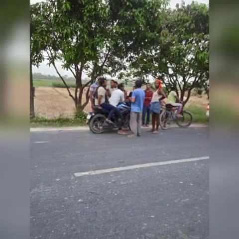 Motorcycle wale ne ek mahila ko takkar mari#shorts_video