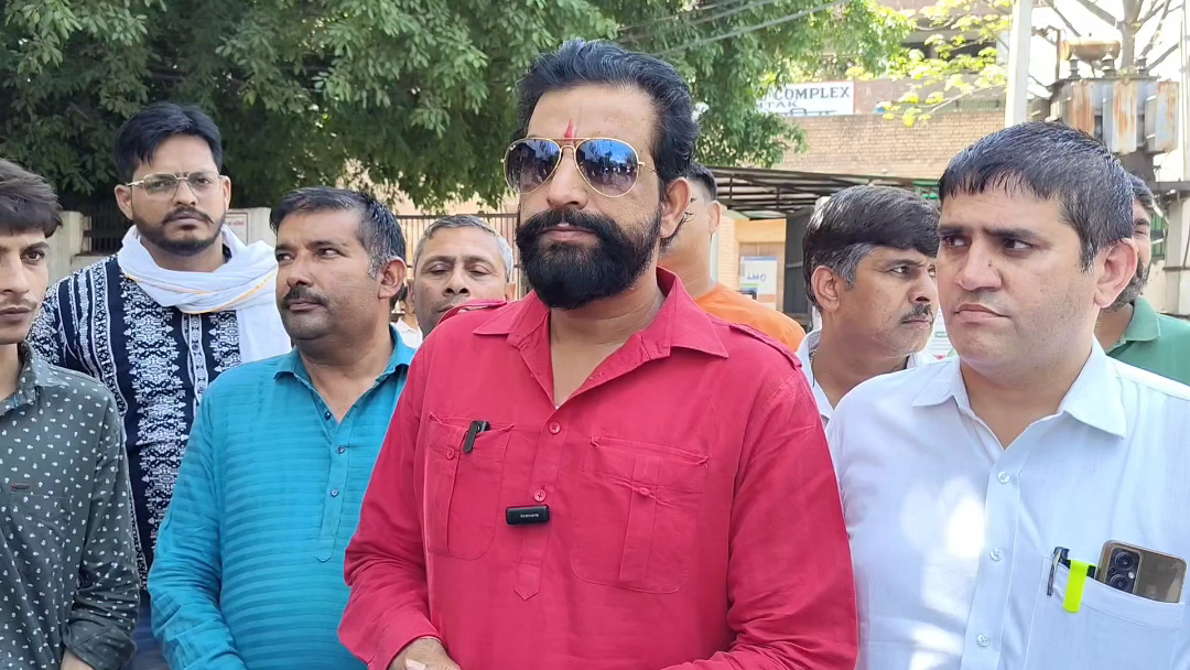 जब पक्ष राज कर रहा था और विपक्ष खाज कर रहा था तब हम जनता की लड़ाई लड़ रहे थे 

#rohtak_court #पहरावर #जयहिंदसेना #नवीन_जयहिंद #हरियाणा